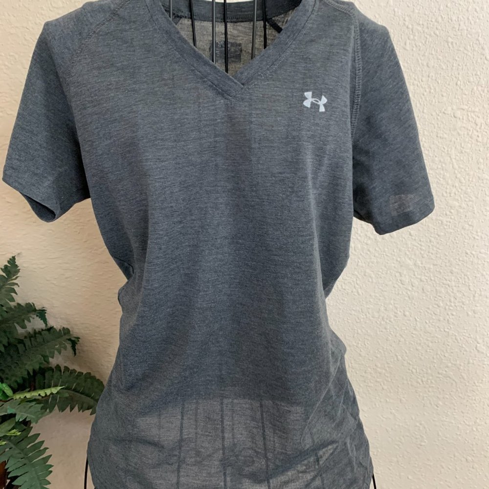 Under Armour Ladies size Small Gray Loose Fit Activewear T-shirt